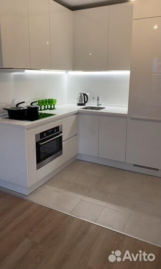 Кухня на заказ под потолок