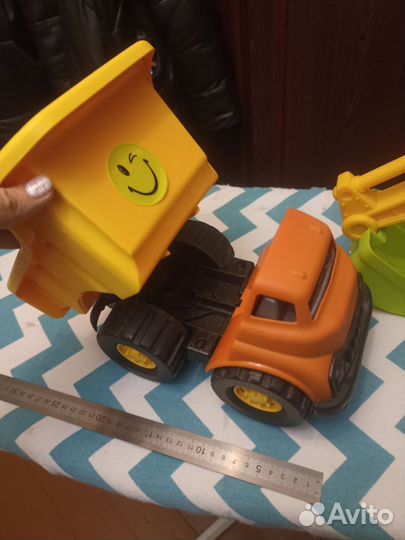 Трактор и самосвал