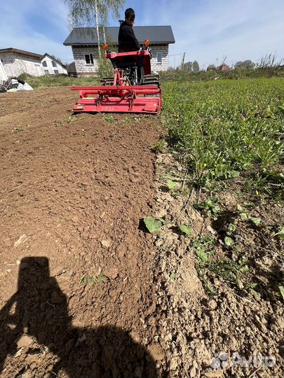 Вспашка земли японским минитрактором