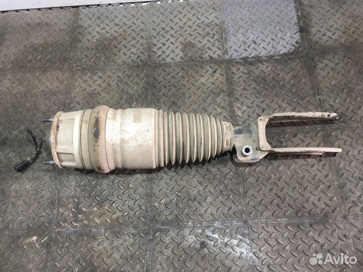 Амортизатор передний правый / Пневмостойка передня