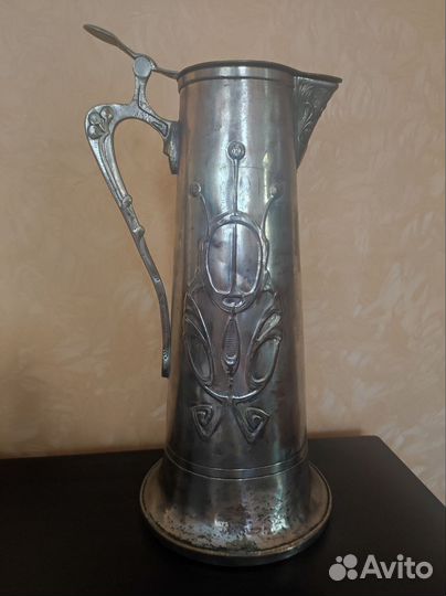 Старинный кувшин в стиле модерн