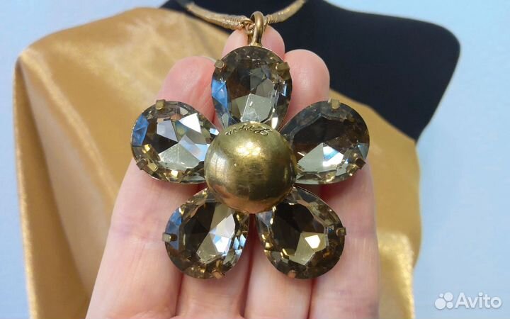 Кулон на длинной цепочке.Бижутерия