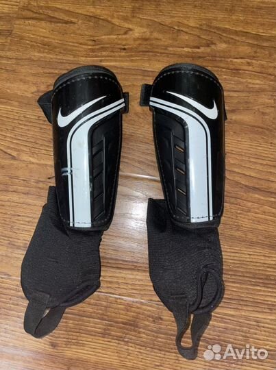 Футбольные бутсы, защита голени