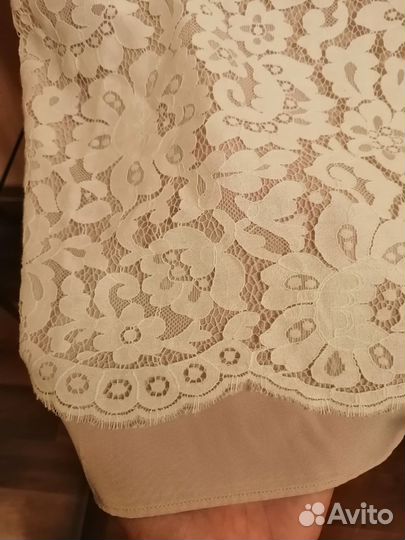 Бежевое кружевное платье massimo dutti