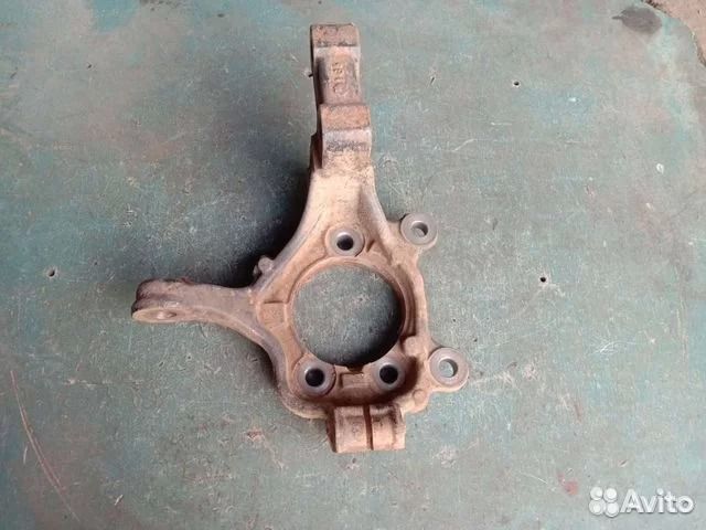 Кулак поворотный передний левый Nissan Tiida С11