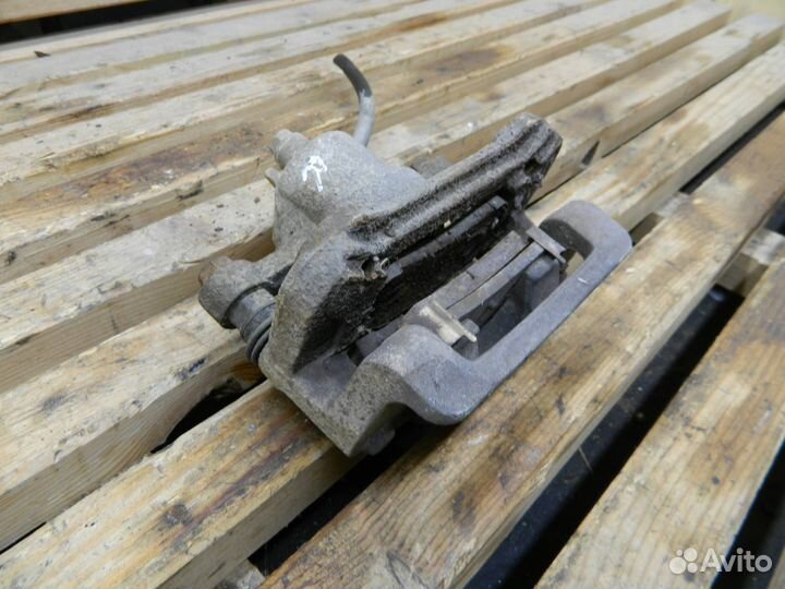 Суппорт тормозной задний правый 2009 582301H300