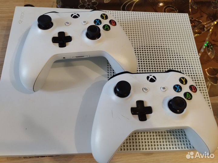 Xbox One s 2 геймпада
