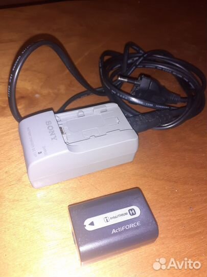 Аккумуляторная батарея NP-FH50 и зу