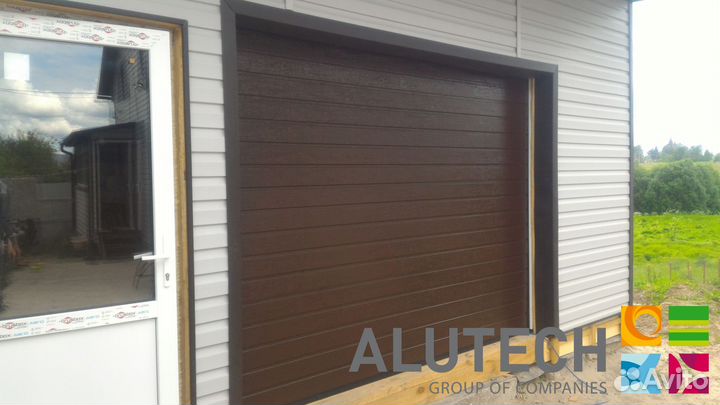 Секционные ворота для гаража alutech