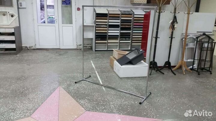 Трубная вешалка для вещей