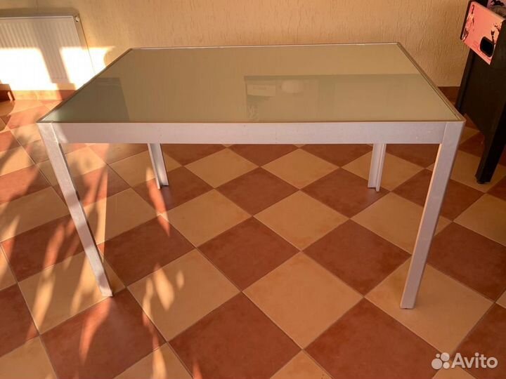 Стекляный стол