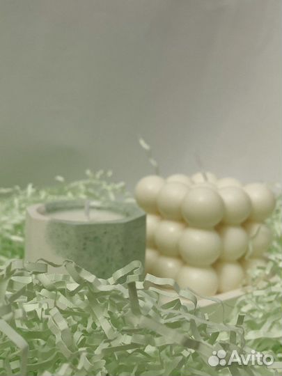 Гипсовый поднос и свечи в подсвечнике