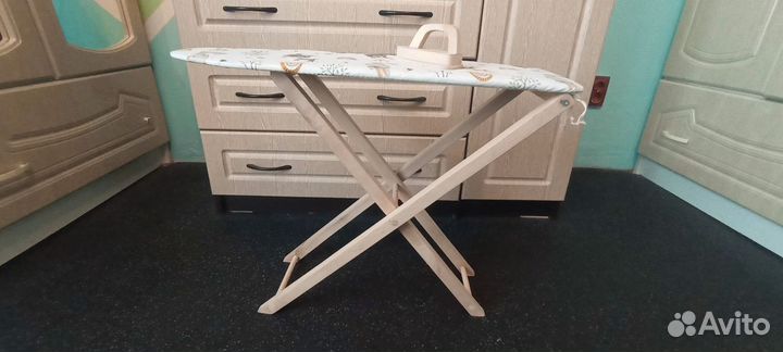 Детская гладильная доска и утюг