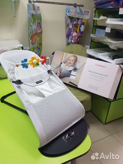 Шезлонг с оригинальной игрушкой Baby Bjorn