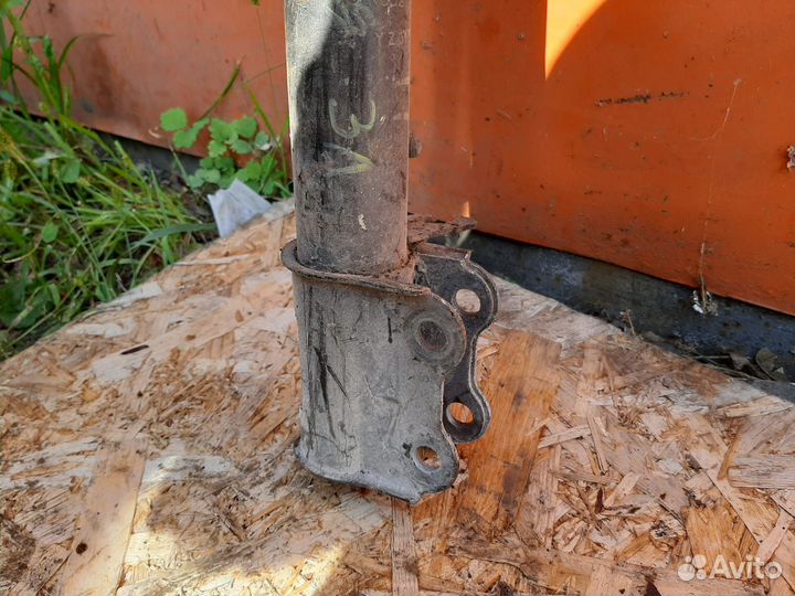 Задняя левая стойка подвески Chevrolet Lacetti