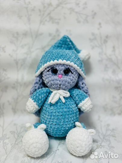 Плюшевый заяц вязаный