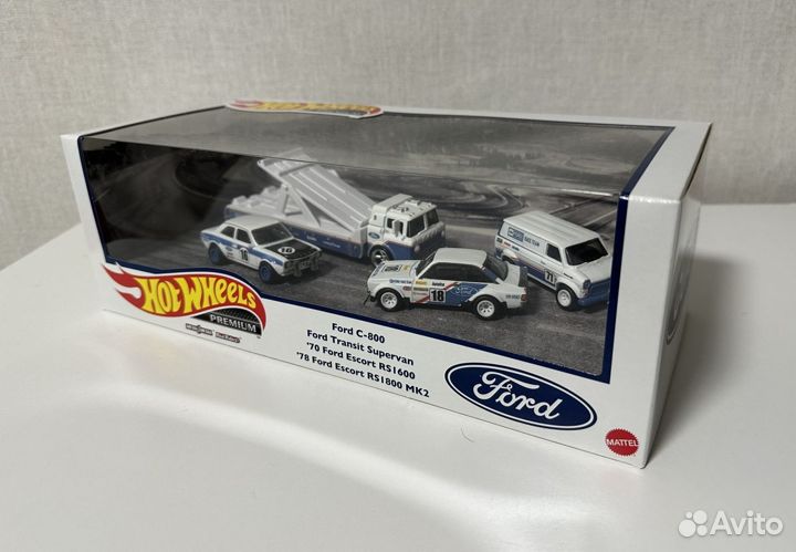 Hot Wheels Premium Diorama Ford Racing Team