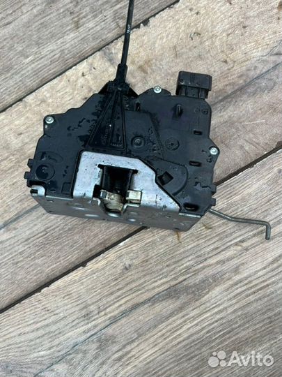 Замок двери передний правый Range Rover Sport L320