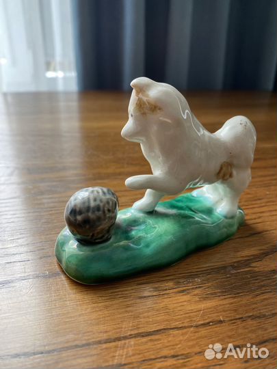 Фарфоровая статуэтка Собачка с ежиком