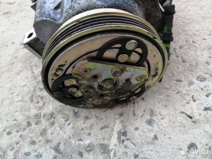 Компрессор кондиционера Пассат Б5 А4 Б5 8D0260805D