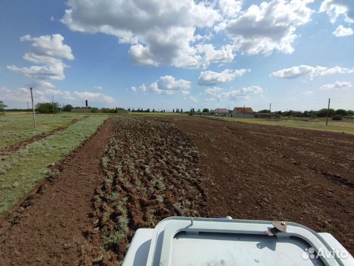 Обработка земли трактором