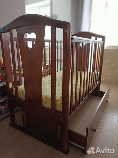 Детская кроватка с маятником