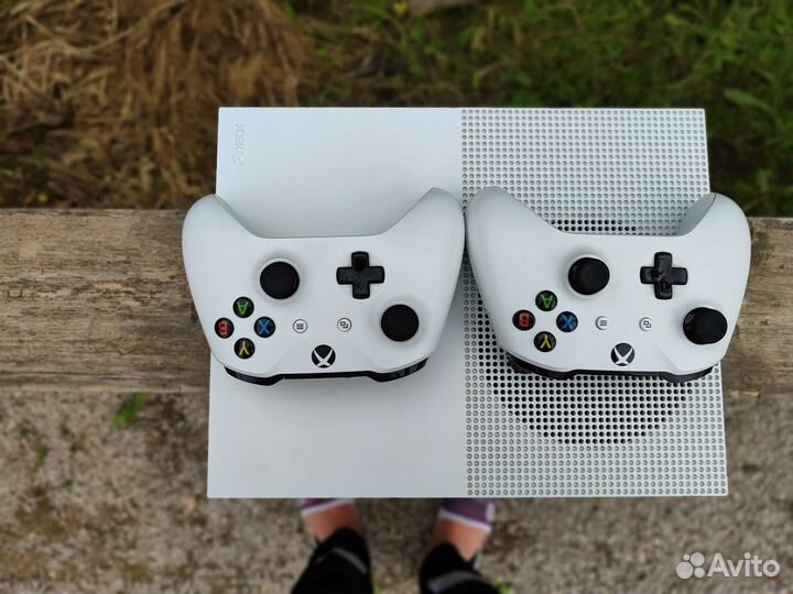 Xbox One s 1tb с Game Pass 2 Геймпада