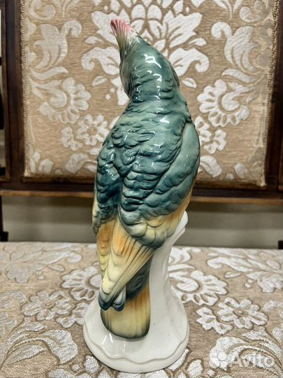 Фарфоровая статуэтка Попугай