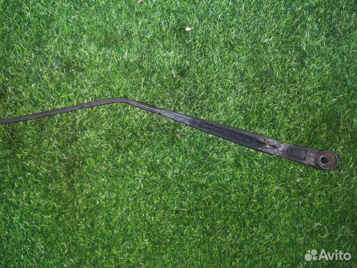 Поводок стеклоочистителя передний правый