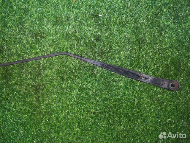 Поводок стеклоочистителя передний правый