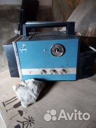 Небольшая коллекция телевизоров и печатная машинка