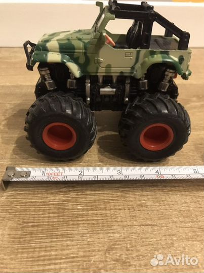 Внедорожник и мусоровоз