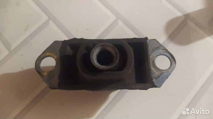 Опора двигателя левая Рено Логан