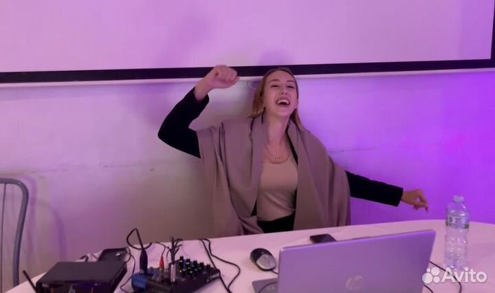 Диджей с оборудованием на мероприятие