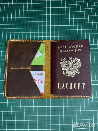Кожаная обложка на паспорт ручной работы