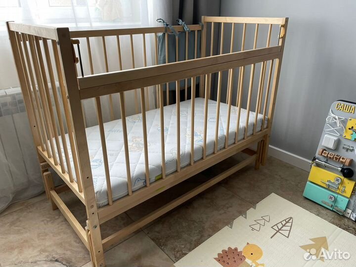 Детская кроватка с продольным маятником