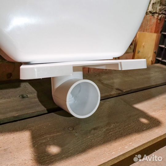 Бачок для унитаза пластиковый с арматурой и полкой