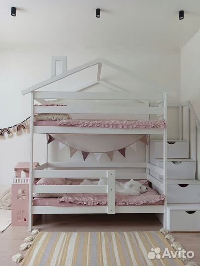 Двухъярусная кровать с лестницей комодом
