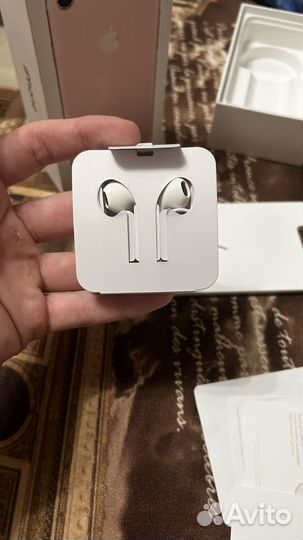 Коробка от iPhone 7 и наушники