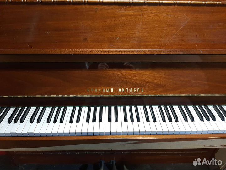 Пианино красный октябрь