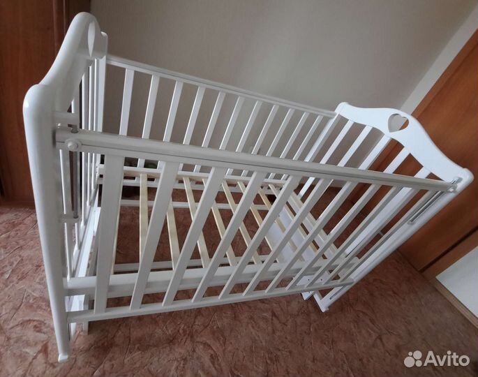 Детская кроватка с маятником