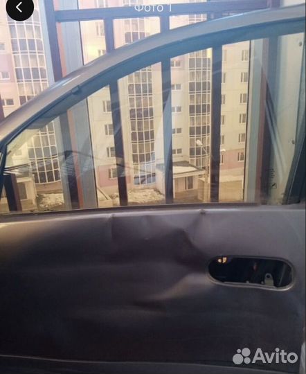 Целое левое переднее стекло на nissan almera