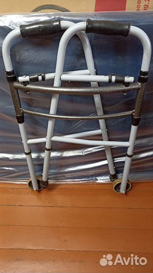 Ходунки для взрослых с колесами