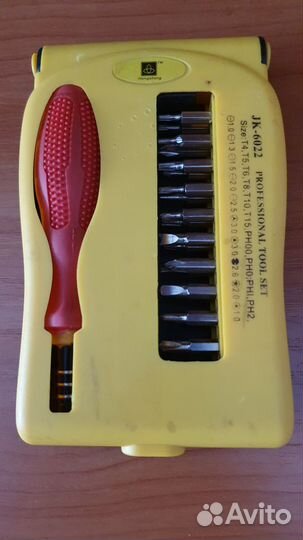 Отвертка с набором бит