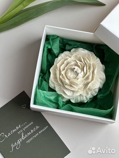 Свеча пион из пчелиного воска