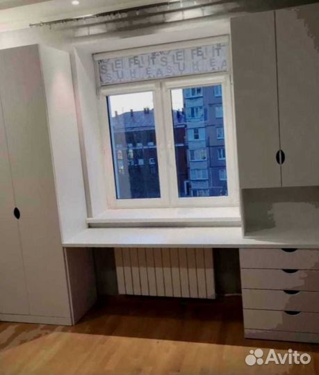 Детская рабочая зона у окна