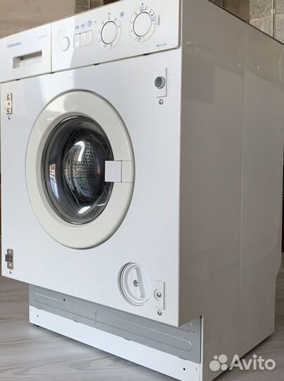 Встраиваемая стиральная машина Electrolux с сушкой