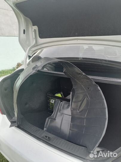 Подкрылок правый передний