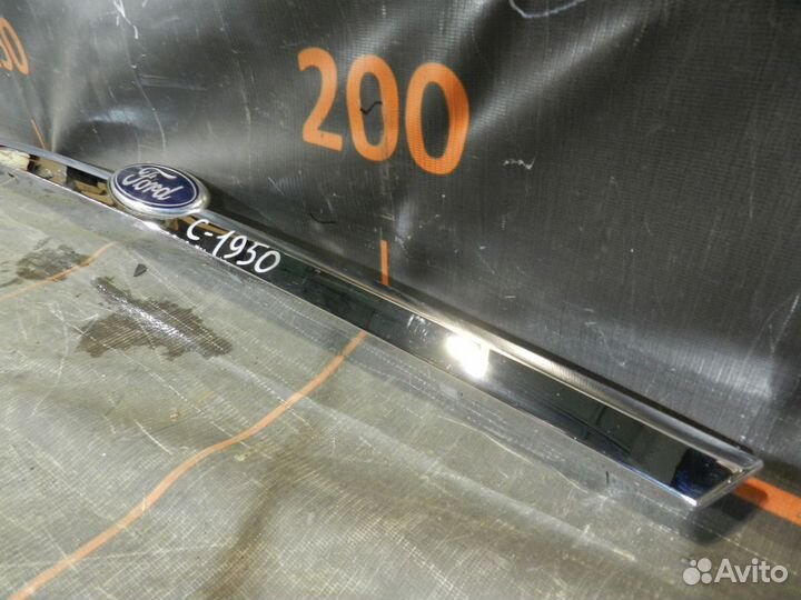 Эмблема с хромированной накладкой - Ford Focus 3