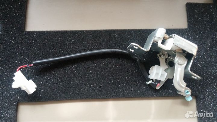 Ford Escape тайванец 2008 г замок стекла багажника